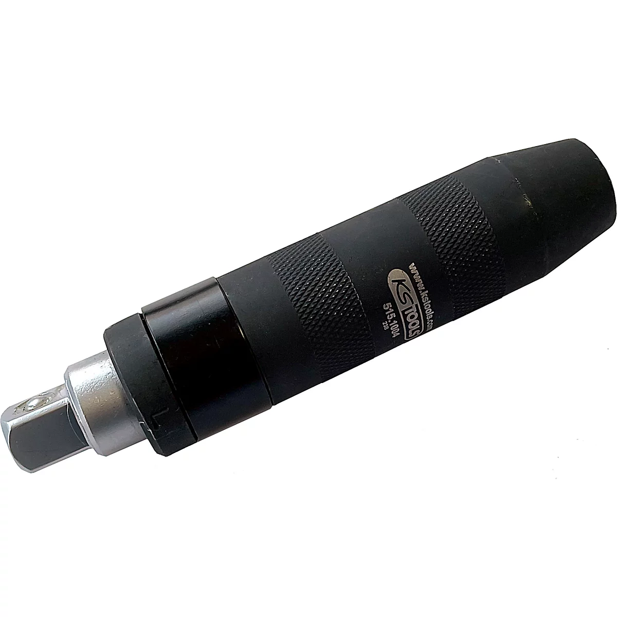 Schwarzer Schlagschrauber, geriffeltem Griff. Das Werkzeug hat einen silbernen Antriebskopf.